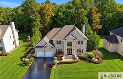10 Treetops Drive, Monroe, NJ 08831