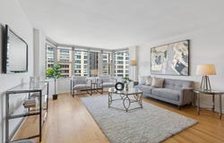 525 W HAWTHORNE Place, Chicago, IL 60657