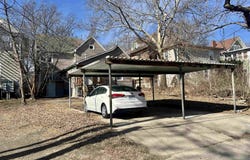 1614 SW College AVE, Topeka, KS 66604