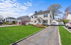 26 Seafield Lane, Bay Shore, NY 11706