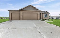 1201 Cottonwood Court, Paola, KS 66071