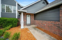 402 S Limuel St, Wichita, KS 67235-2010