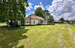 703 West Street, Flora, IL 62839