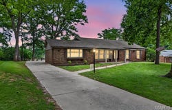404 Oakmont Circle, Ballwin, MO 63011