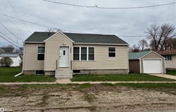 203 1St Avenue W, Swea City, IA 50590