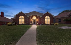 712 Regalwood Drive, DeSoto, TX 75115