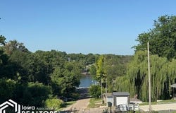 6100 N Lakeshore Drive, Brooklyn, IA 52211
