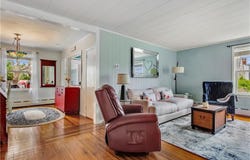 25 Renfrew Avenue, Middletown, RI 02842