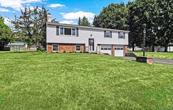 2 Upper Woods CIR, New Hartford, NY 13413