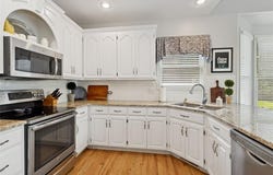 707 Cottonwood Drive, Lansing, KS 66043