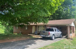 2071 Colonial Lane, Hickory, NC 28601