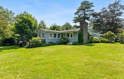 8 Homestead Rd, Middleboro, MA 02346