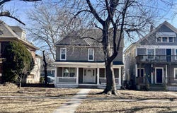 1614 SW College AVE, Topeka, KS 66604
