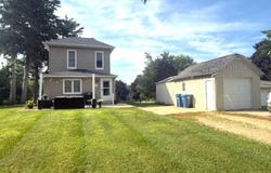 614 E 1st, Cascade, IA 52033