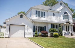 134 W Hampton Road, Lindenhurst, NY 11757