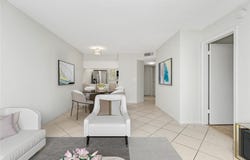 10070 Twin Lakes Dr, Coral Springs, FL 33071