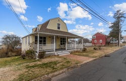 76 New Shore Road, Waterford, CT 06385