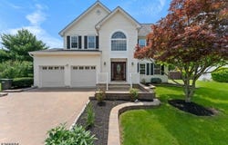 17 Rolling Hills Dr, Franklin Twp., NJ 08873-5330