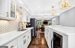 4 FARNWOOD Road, MT LAUREL, NJ 08054