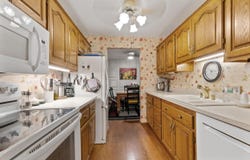 6100 W Stonehedge Dr, Greenfield, WI 53220
