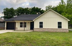 127 N 2nd St, Chouteau, OK 74337
