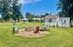 904 Stewart St, Carmi, IL 62821