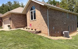377 E Degraffenreid Street, Springfield, MO 65810
