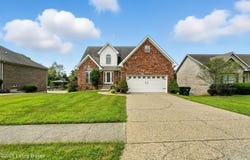 4420 Chenwood Ln, Jeffersontown, KY 40299