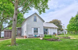 909 A Avenue, Armstrong, IA 50514