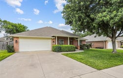 840 Heberle Drive, Burleson, TX 76028