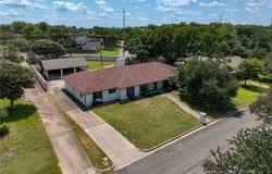 1109 Knotty Oaks Drive, Woodway, TX 76712