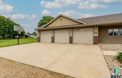 811 Southview Dr, Larchwood, IA 51241