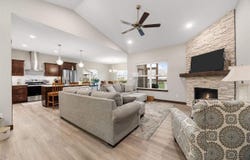 933 Commercial, IA 52253