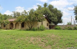 116 E Bluebonnet Dr, Uvalde, TX 78801
