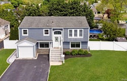 17 Lewis Circle, Babylon, NY 11702