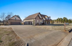 105 Fieldwood Dr, Tuscumbia, AL 35674