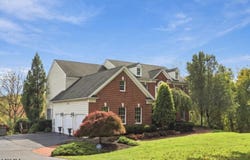 16 Ridgeline Dr, Washington Twp., NJ 07853-3376
