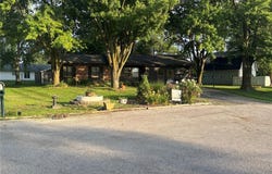 4 Sharon Dr, Shelbina, MO 63468