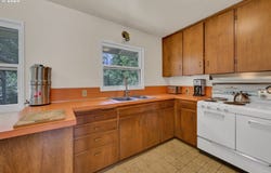 1466 Elkay DR, Eugene, OR 97404