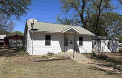 216 E 8th St, Harper, KS 67058