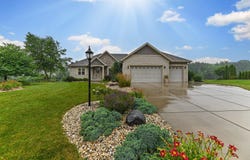 S84w12892 Schaefer Dr, Muskego, WI 53150