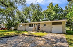 702 E Highland Street, Aurora, MO 65605