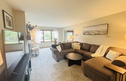 969 Armour Rd, Oconomowoc, WI 53066