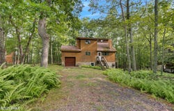 273 W Lakeview Road, Lackawaxen, PA 18435