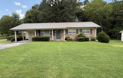 915 Pine St, Cherokee, AL 35616