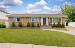 8213 W Lyons Street, Niles, IL 60714