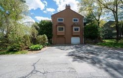 2 Loyalist Dr, Uxbridge, MA 01569