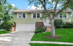 2s165 Huntington Court, Glen Ellyn, IL 60137