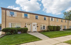 852 Colonial Drive, Wheeling, IL 60090