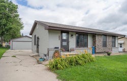 2008 N 4th Avenue E, Newton, IA 50208